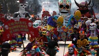 Parade ini menarik perhatian wisatawan. Foto: Edgard Garrido/Reuters