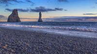 Warna hitam terjadi karena adanya lava batuan beku basal yang sudah terjadi secara alami di pantai tersebut. Serta wilayah pantai yang merupakan daerah terbasah oleh air laut di Islandia (Tassiabmr/Instagram)