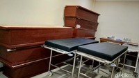Di bagian postmortem ini juga disediakan peti mati untuk membawa jenazah korban ke kediaman keluarga.