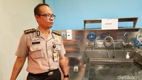 Setelah ditimbang, jenazah korban langsung diautopsi. Ada sebanyak 18 meja autopsi di bagian postmortem. Jika diperlukan, petugas lakukan CT scan pada jenazah korban.