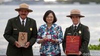 Presiden Taiwan Tsai Ing-wen berfoto bersama petugas USS Arizona Memorial di Pearl Harbor, Honolulu, Sabtu (28/10).  Lawatan ini ditentang Tiongkok yang menerapkan kebijakan Satu China. 