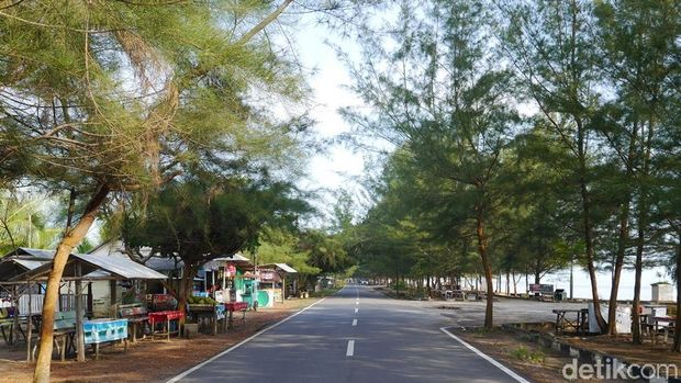 Liburan di Pantai Pasir Padi Pangkalpinang, Betah!