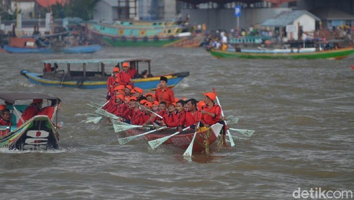 Lomba bidar dan perahu hias di Sungai Musi.