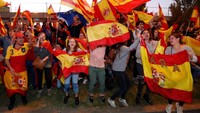 Para pendemo itu menunjukkan solidaritas bersama anggota kepolisian nasional Spanyol di Barcelona (REUTERS/Yves Herman)