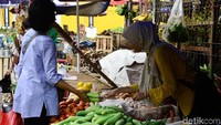 Aktivitas jual beli di lokasi lokbin Pasar Minggu.