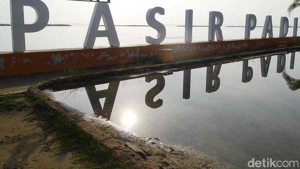 Liburan di Pantai Pasir Padi Pangkalpinang, Betah!