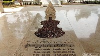 Makam pencipta lagu Indonesia Raya ini berada di Jalan Kenjeran.