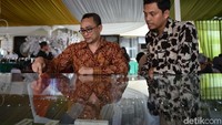 GM Departemen TOD & Hotel PT Adhi Karya (Persero) Tbk, Amrozi Hamidi bersama Project Manager LRT City Sentul - Royal Sentul Park. PT Adhi Karya (Persero) Tbk, Nanang Syafrudin Salim meninjau maket kawasan TOD tersebut.