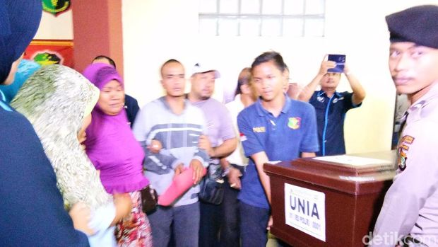 Kelima jenazah langsung dimasukkan ke dalam ambulans dan dikirimkan ke rumah duka