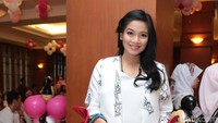 Titi Kamal turut meramaikan HUT putri Ussy dan Andhika yang ke-5. Foto: Asep Syaifullah