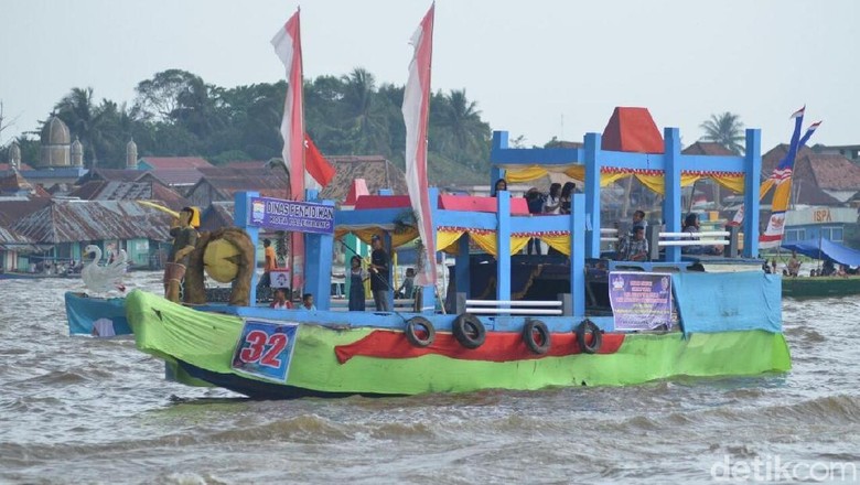 Peringati Sumpah Pemuda, Warga Lomba Perahu Hias dan Bidar 