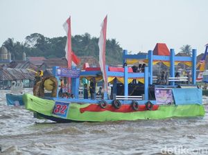 Peringati Sumpah Pemuda, Warga Lomba Perahu Hias dan Bidar di Musi