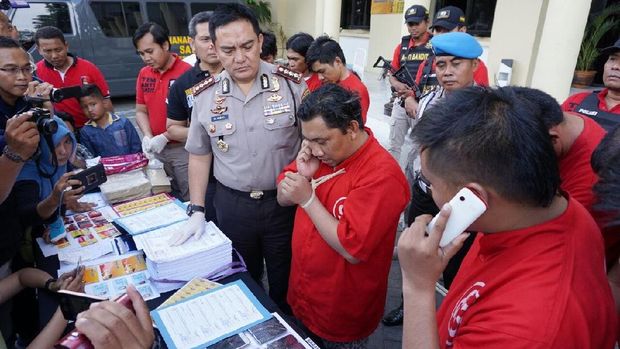 Komplotan ini menuntun korban ke ATM untuk dikurasnya