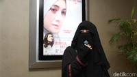 Pipik bersanding dengan poster filmnya . Di poster Surga Pun Ikut Menangis itu ia masih belum bercadar. Foto: Pipik Dian Irawati / Hanif Hawari