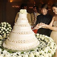 Potong kue jadi salah satu momen penting dalam prosesi pernikahan sebagai selebrasi. Tapi di zaman Romawi Kuno, memotong kue adalah simbol pembelahan keperawanan wanita. Foto: Istimewa