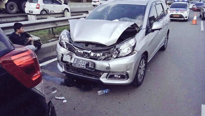 Empat Mobil Tabrakan Beruntun di Tol Kampung Rambutan, Lalin Macet