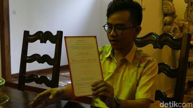 Gibran menunjukkan undangan pernikahan Kahiyang-Bobby. 