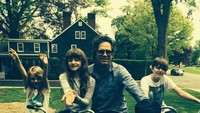 Pemeran Hulk, Mark Ruffalo sering meluangkan waktu bersama keluarganya. Nah, kebiasaan baiknya seperti berolahraga dengan menaiki sepeda juga diturunkan kepada anak-anaknya. (Foto: Instagram @markruffalo)