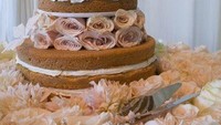 Naked cake sempat jadi tren cake pernikahan. Hillary Duff dan Mike Comrie memilih cake ini untuk pilihan sederhana, rustic glamour dan vintage. Foto: Istimewa