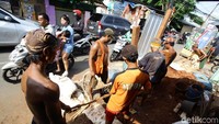 Para pekerja menyelesaikan proyek galian kabel di Jl Pagelarang, Cipayung, Jakarta Timur, Minggu (29/10).