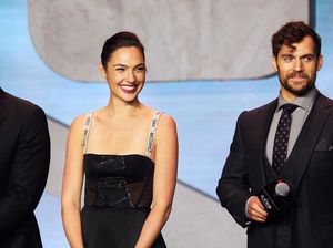 Cantiknya Gal Gadot Pakai Gaun Menerawang Dior di Premier Justice League