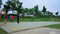 Terdapat pula lapangan futsal di RPTRA ini.