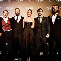 Gaun menerawang dari Dior bukan kali ini saja membuat tampilan selebriti lebih memikat di karpet merah. Sejak rilis tahun untuk musim semi 2017, gaun menerawang Dior dengan strap bertuliskan nama rumah mode Prancis ini sudah lalu-lalang di berbagai acara bergengsi. Foto: Instagram/gal_gadot