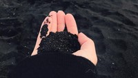 Tekstur pasirnya pun seperti batuan kecil yang cantik, tidak sehalus pasir putih pada umumnya. Tapi, keren kan? (Yunlingxie/Instagram)
