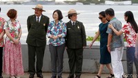 Presiden Taiwan Tsai Ing-wen berfoto bersama petugas USS Arizona Memorial di Pearl Harbor, Honolulu.   Beijing menyebut Taiwan sebagai provinsi pembangkang yang tidak memenuhi syarat untuk melakukan hubungan antar negara.