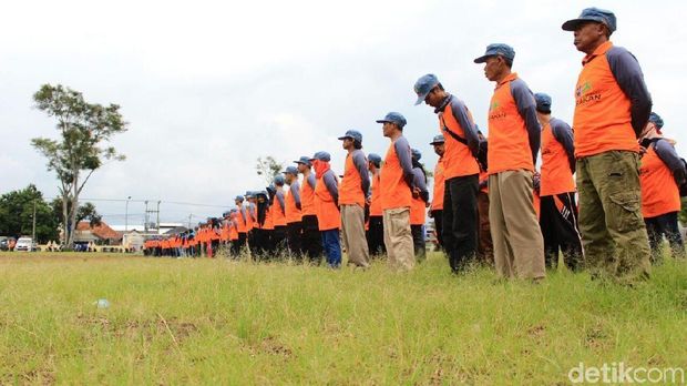 Ratusan Warga Garut Sisir Sungai Cimanuk Punguti Sampah