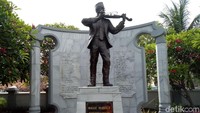 Patung WR Soepratman setinggi sekitar 2 meter berdiri di kompleks makam.