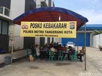 Posko di dekat pabrik.