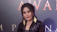 Tatapannya ke kamera. Foto: Prilly / Noel