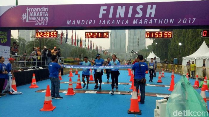 Foto: Sandiaga Uno tiba di garis finis Jakarta Marathon 2017. (Denita-detikcom) Foto: Sandiaga Uno tiba di garis finis Jakarta Marathon 2017. (Denita-detikcom)