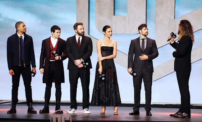 Sementara Gal Gadot tampil cantik dengan gaun hitam menerawang, lawan mainnya, Ben Affleck tampil sedikit lebih kasual menggabungkan setelan jas hitam dengan sneakers biru. Kedua pemain bergabung bersama pemeran Justice League lainnya, seperti Jason Momoa, Henry Cavill, Ezra Miller dan Ray Fisher. Foto: Instagram/gal_gadot