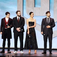 Gaun transparan dari Christian Dior menjadi pilihan wanita 32 tahun ini ketika menghadiri premier film Justice League di Beijing. Sepasang sepatu bertali tipis dari Gianvitto Rossi yang lalu dipilih menjadi pasangan gaun yang mempertegas kaki jenjangnya. Foto: Instagram/gal_gadot