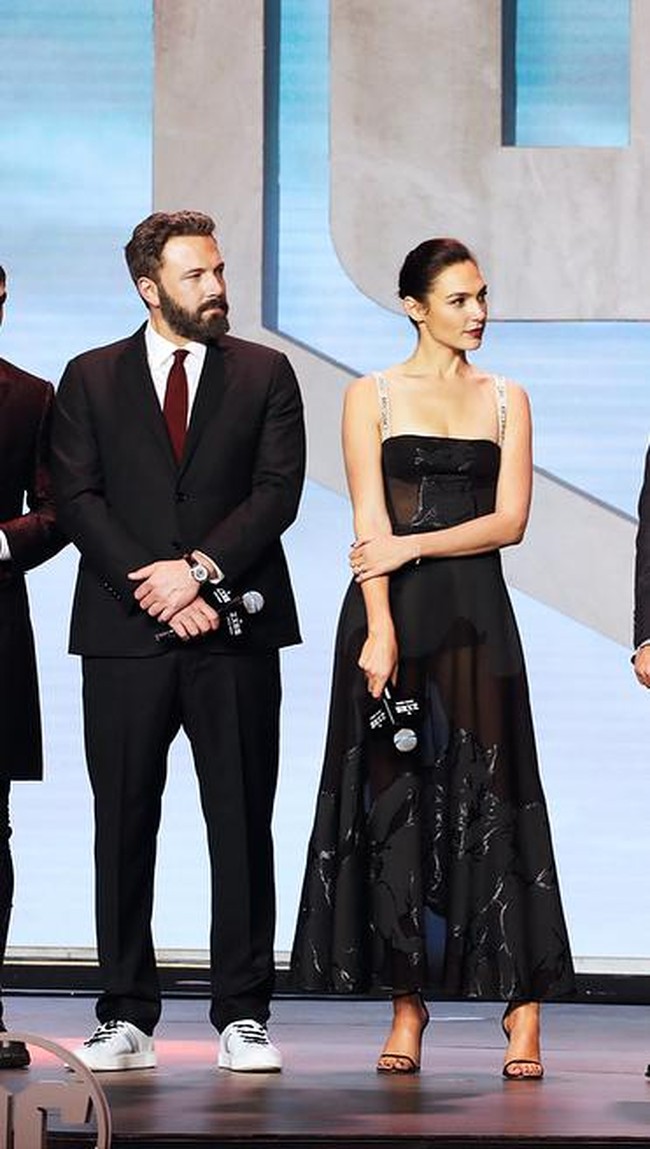 Gaun transparan dari Christian Dior menjadi pilihan wanita 32 tahun ini ketika menghadiri premier film Justice League di Beijing. Sepasang sepatu bertali tipis dari Gianvitto Rossi yang lalu dipilih menjadi pasangan gaun yang mempertegas kaki jenjangnya. Foto: Instagram/gal_gadot