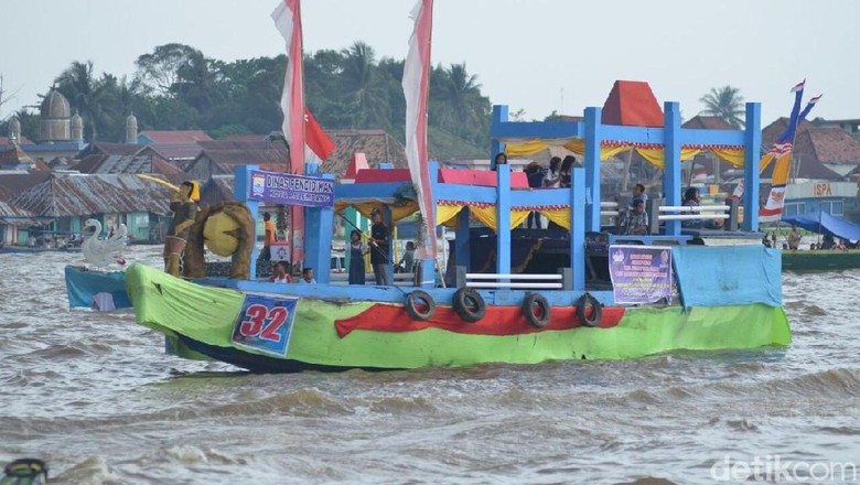 Keren Saat Sungai Musi Penuh Perahu  Hias 