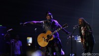 Ada sejumlah lagu hits yang ditelurkan oleh Naif, mulai dari Aku Rela, Posesif, Jikalau, Nyali, Air dan Api, Buka Hati dan lain-lain. Foto: Naif / Asep Syaifullah