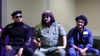 Dwi Sasono terlihat paling kocak dengan perut tambun dan gaya rambut yang unik. Verdi Solaiman juga ikutan bermain dalam film. Foto: Palevi