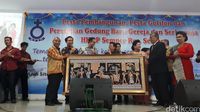 Lukisan ini akan dipasang di Balai Kota.