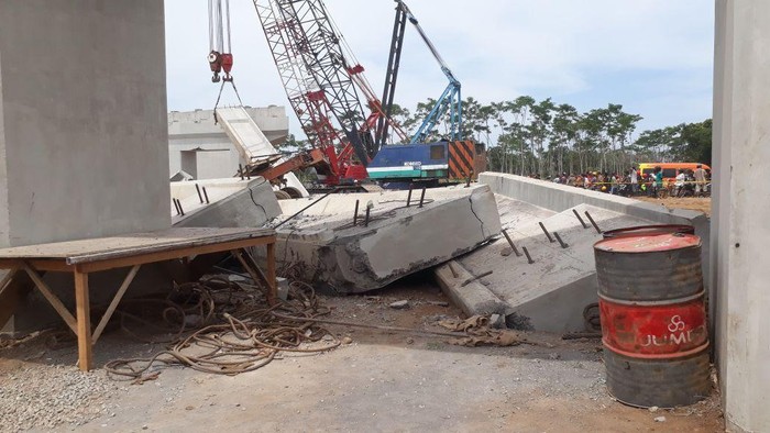 Girden beton yang menopang proyek Tol Pasuruan-Probolinggo, Jawa Timur ambruk,  Minggu (29/10).