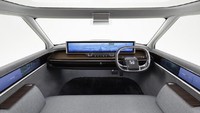 Interiornya dipercantik dengan trim kayu yang mewadahkan dasbor, plus layar panjang untuk menampilkan setiap informasi secara digital. Foto: dok. Honda