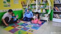 Buku-buku  di perpustakaan setiap 3 bulan akan digilir ke beda tempat, hal itu dilakukan agar anak-anak tidak bosan.