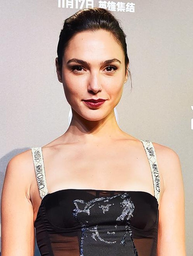 Gal Gadot menjaga riasannya tetap ringan untuk menyeimbangkan tampilan gaun yang sudah mencuri perhatian. Tatatan rambut updo jadi pilihan, sekaligus memperlihatkan model strap khas Dior pada gaunnya. Ditambah lipstik merah gelap memberi kesan seduktif yang anggun dalam penampilannya.  Foto: Instagram/gal_gadot