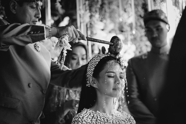 Prosesi siraman yang berlangsung sakral. Foto: Instagram/mestyariotedjo