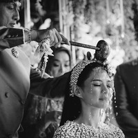 Prosesi siraman yang berlangsung sakral. Foto: Instagram/mestyariotedjo