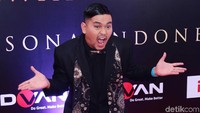 Tingkah polahnya langsung jadi buruan fotografer.