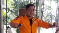 Suami dari Indri Giana ini menyebut, olahraga merupakan bentuk rasa syukur pada Tuhan karena senantiasa memberi nikmat sehat. Foto: Instagram @rizamuhammad01