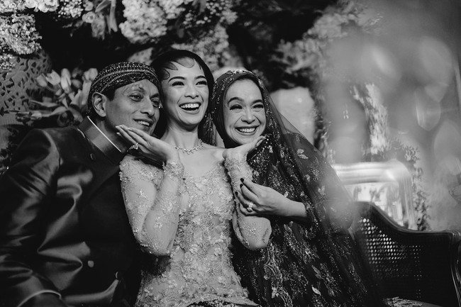 Rona bahagia tampak terpancar dari wajah Mesty dan kedua orangtuanya. Foto: Instagram/mestyariotedjo